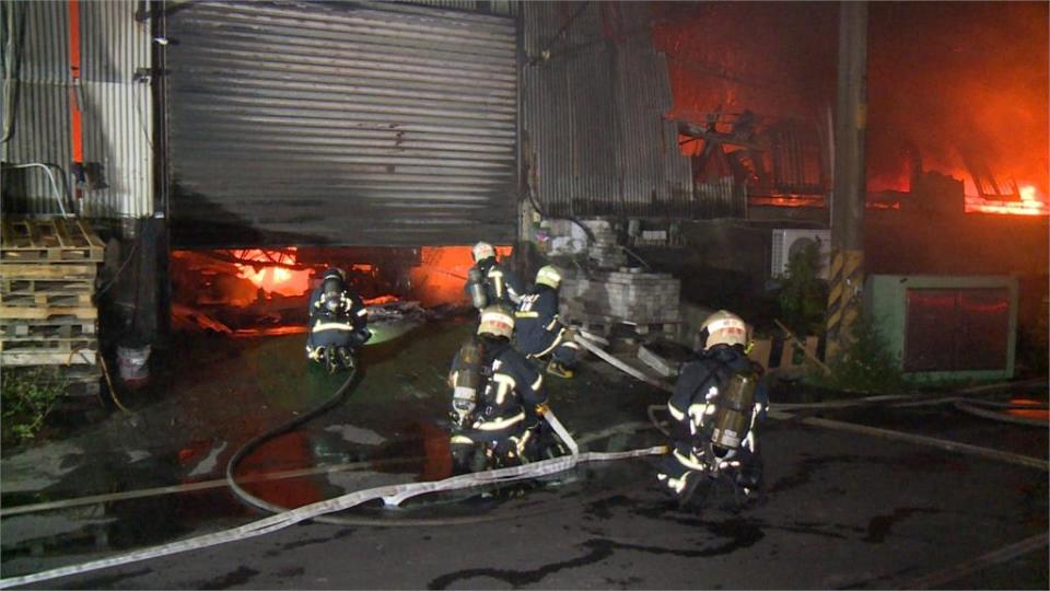 社子島工廠暗夜大火！百坪廠房付之一炬　出動20輛消防車灌救