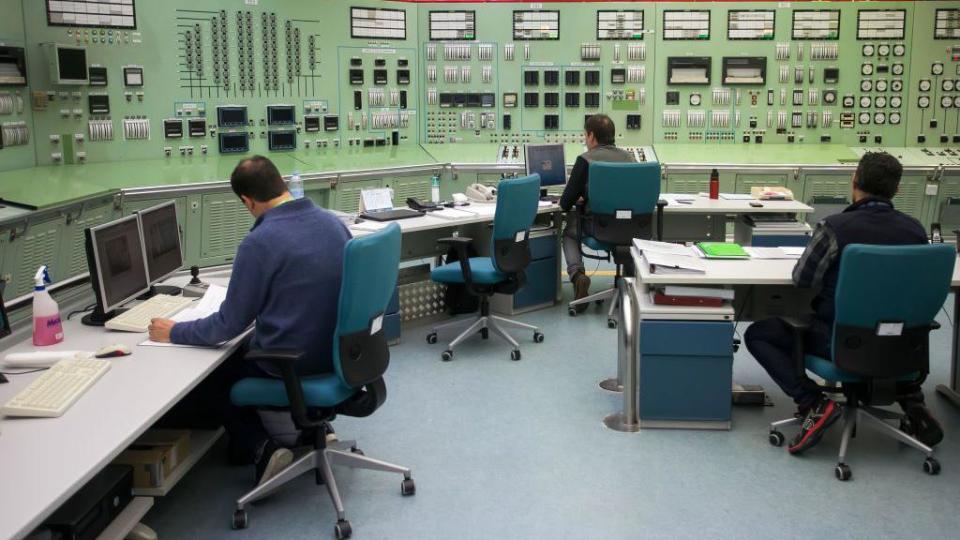 Cabina de control en la central de Garoña, en España.