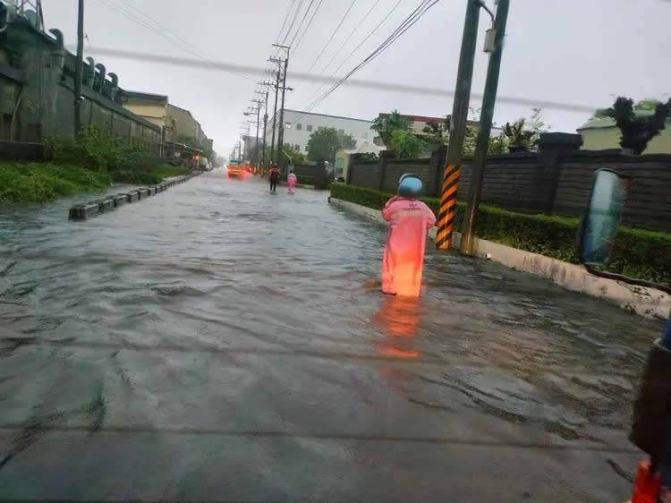 台中海線淹水。翻攝林靜儀臉書