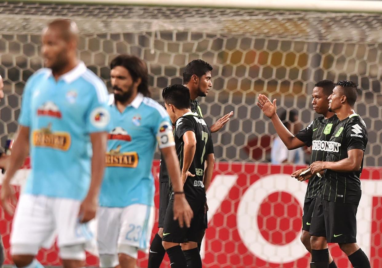 Jugadores del Atlético Nacional de Colomboa (D) celebran su victoria frente al Sporting Cristal de Perú en partido de Copa Libertadores, el 12 de abril de 2016 en el Estadio Nacional de Lima (AFP | Cris Bouroncle)