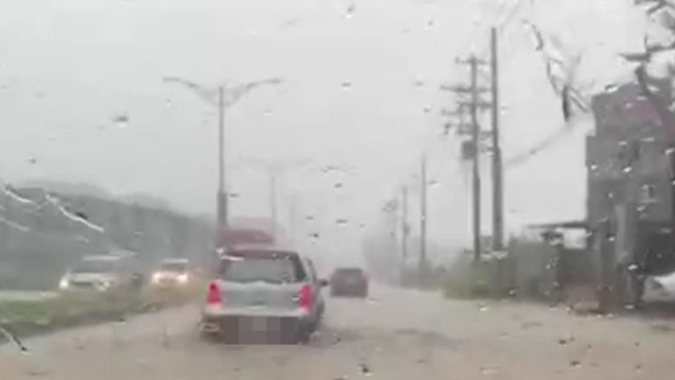 高雄在午後下起大雨，造成部分地區路面積淹水。（圖／東森新聞）
