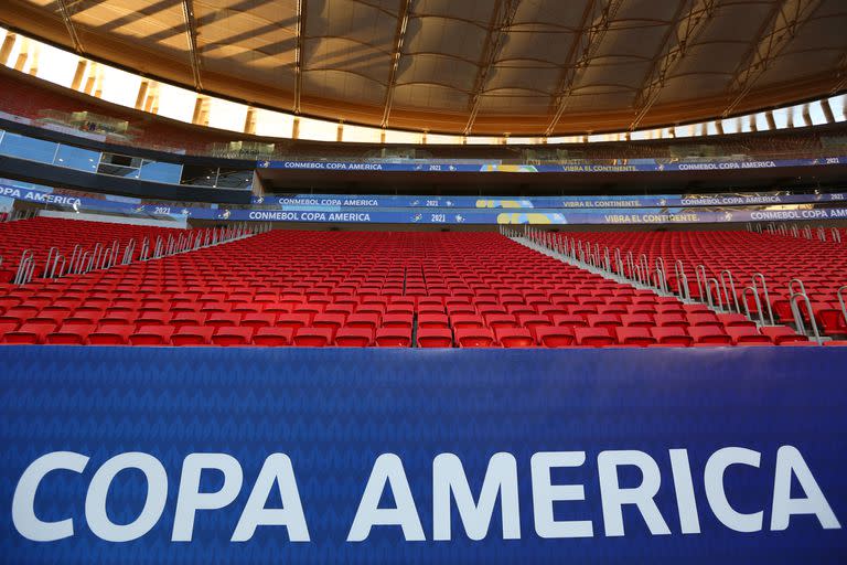 Vista general de las gradas vacías ya que no se permiten espectadores debido a restricciones de COVID-19 antes del partido de cuartos de final de la Copa América Brasil 2021 entre Colombia y Uruguay en el Estadio Mane Garrincha el 3 de julio de 2021 en Brasilia, Brasil.