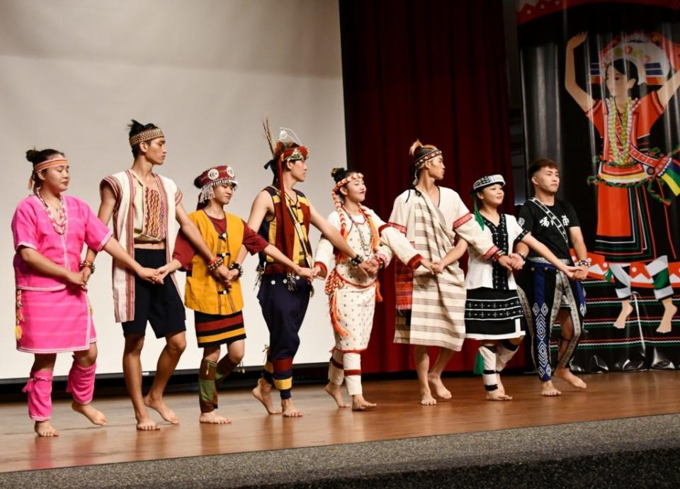 吉安鄉公所「時代演進傳統到創新─原住民族系列服飾及配件展」開幕，呈現花蓮六大族群衣飾風格、紡織技藝和文化特色。(吉安鄉公所提供)