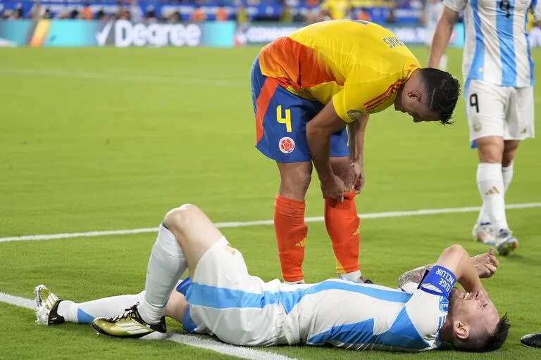 Lionel Messi quedó tendido en el campo de juego con muecas de dolor y preocupó a toda la Argentina