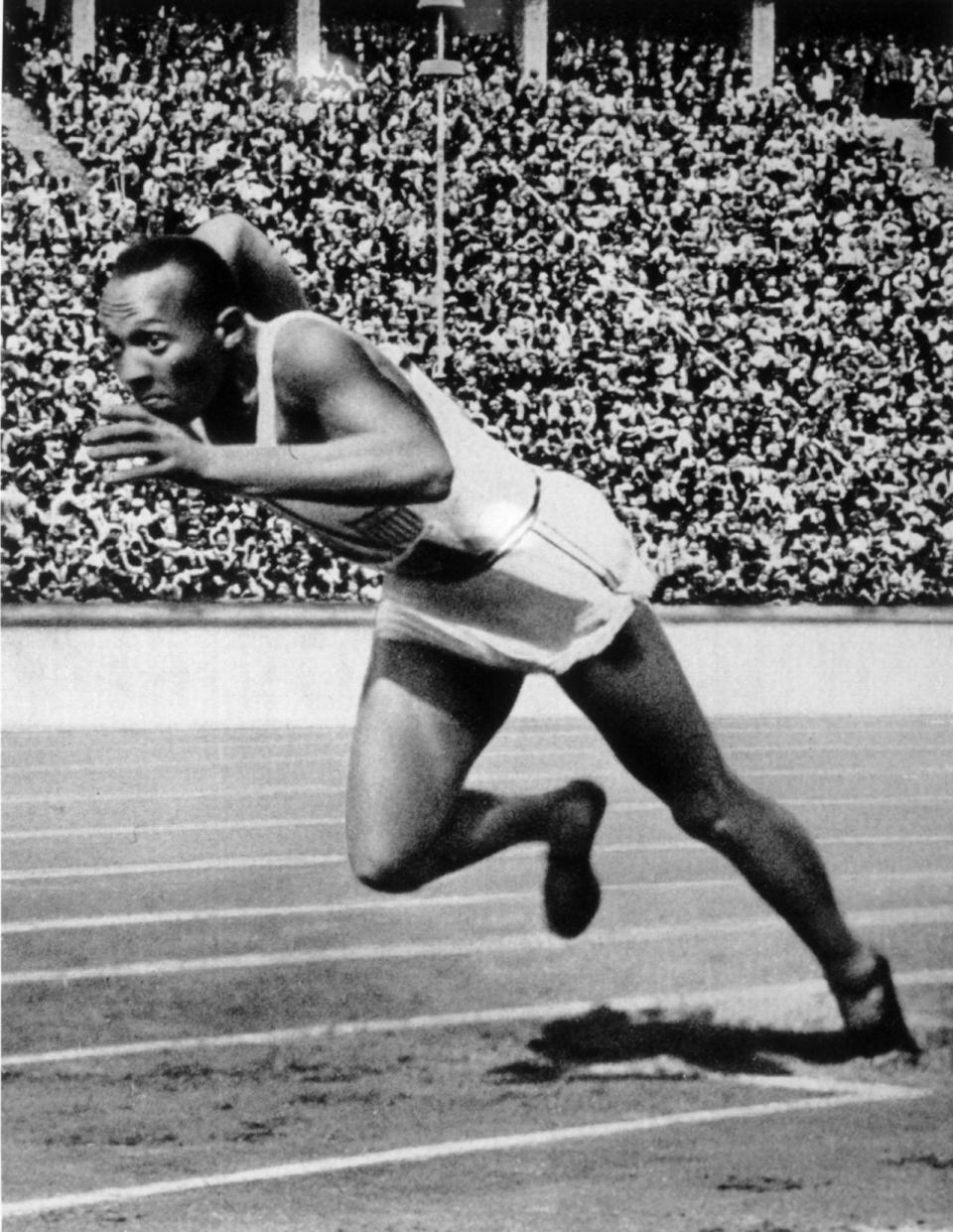 Der US-Amerikaner Jesse Owens gewann bei den Olympischen Spielen 1936 in Berlin vier Goldmedaillen. Während ihm in seiner amerikanischen Heimat die Anerkennung lange verwehrt blieb, gilt er weltweit bis heute als eine der besten Leichtathleten des 20. Jahrhunderts. Owens starb 1980. (Bild: 2003 Getty Images/Getty Images)