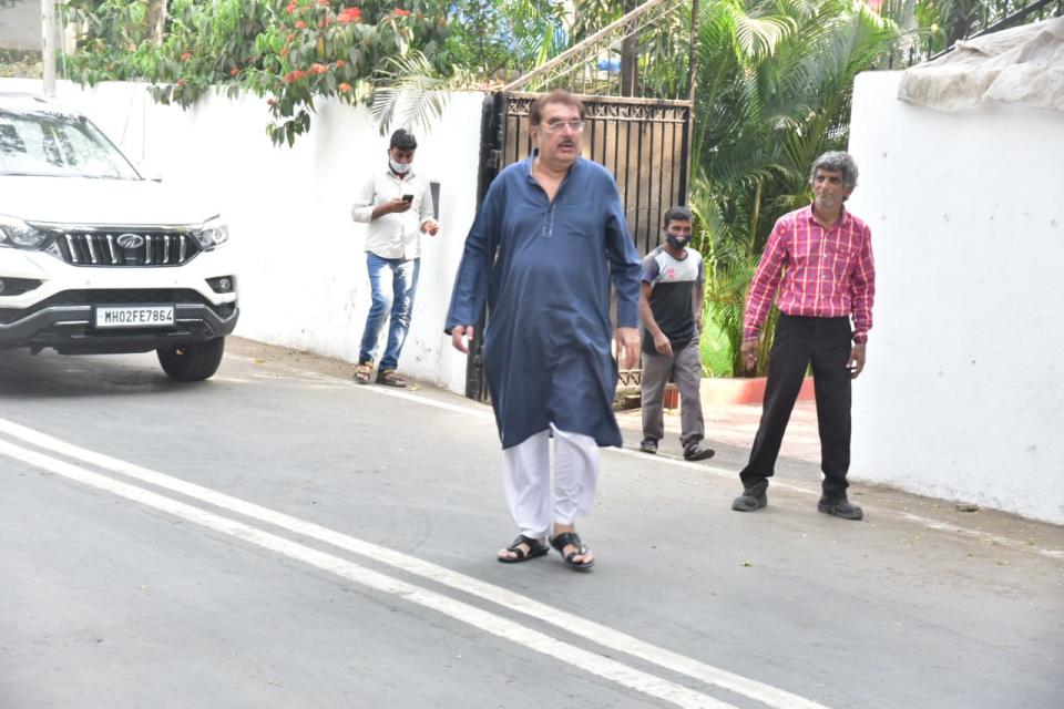 The Kapoor family gather at Rajiv Kapoor's residence in Chembur