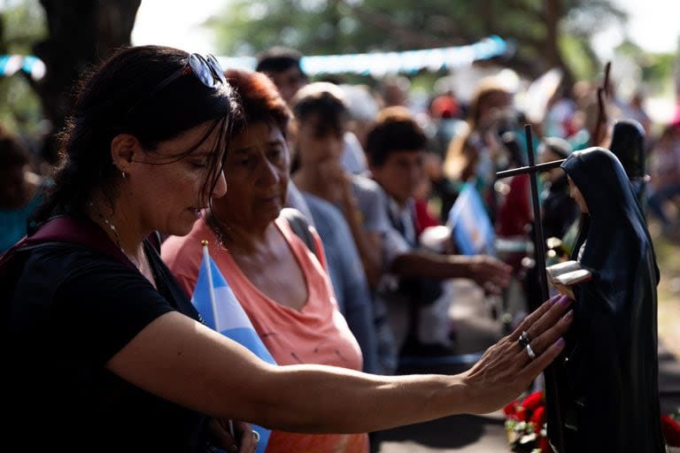 La gente pugnó por tocar la imagen; quienes lograron hacerlo se emocionaron