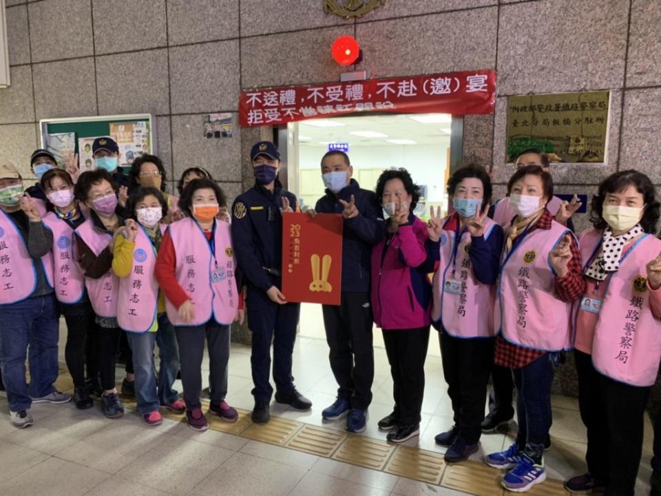 新北市長侯友宜十九日傍晚前往板橋車站視察春節返鄉交通疏運情形，慰勞輪值人員，也準備兔年福袋發送給返鄉過年的市民。（記者蔡琇惠攝）