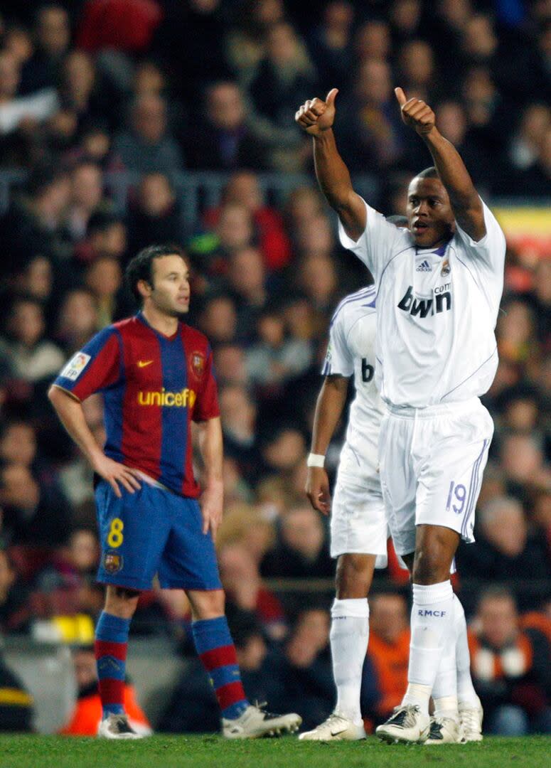 Julio Baptista celebra su gol ante Barcelona; de fondo, un joven Andrés Iniesta se lamenta