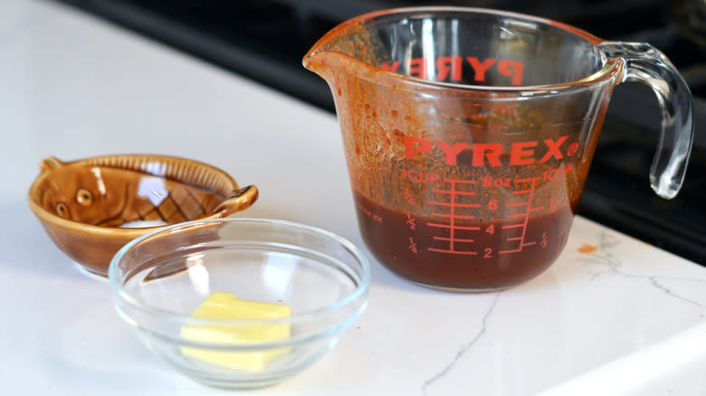 Pyrex measuring cup of reduced glaze