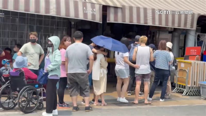 牛肉湯店排隊人潮眾多，店家特地安排專人管理動線。