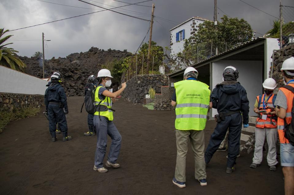 <span class="caption">Equipos de emergencias y científicos junto a una lengua de lava del nuevo volcán de La Palma.</span> <span class="attribution"><a class="link " href="https://www.flickr.com/photos/unidadmilitardeemergencias/51504332375/in/album-72157719934324510/" rel="nofollow noopener" target="_blank" data-ylk="slk:Flickr / UME;elm:context_link;itc:0;sec:content-canvas">Flickr / UME</a></span>