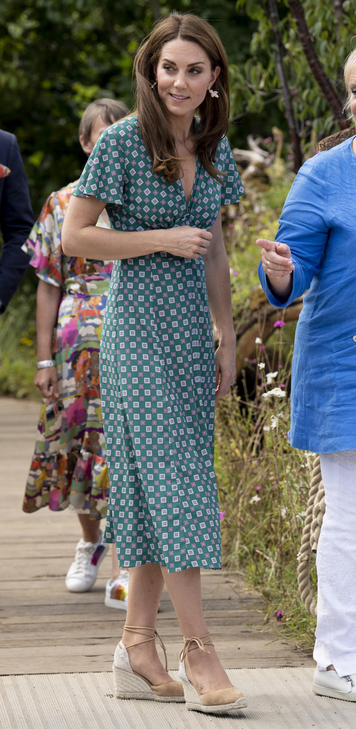 LONDON, ENGLAND - JULY 01: Catherine, Duchess of Cambridge visits The RHS Back to Nature Garden she designed at the 2019 RHS Hampton Court Palace Flower Show at Hampton Court Palace on July 1, 2019 in London, England. (Photo by Mark Cuthbert/UK Press via Getty Images)