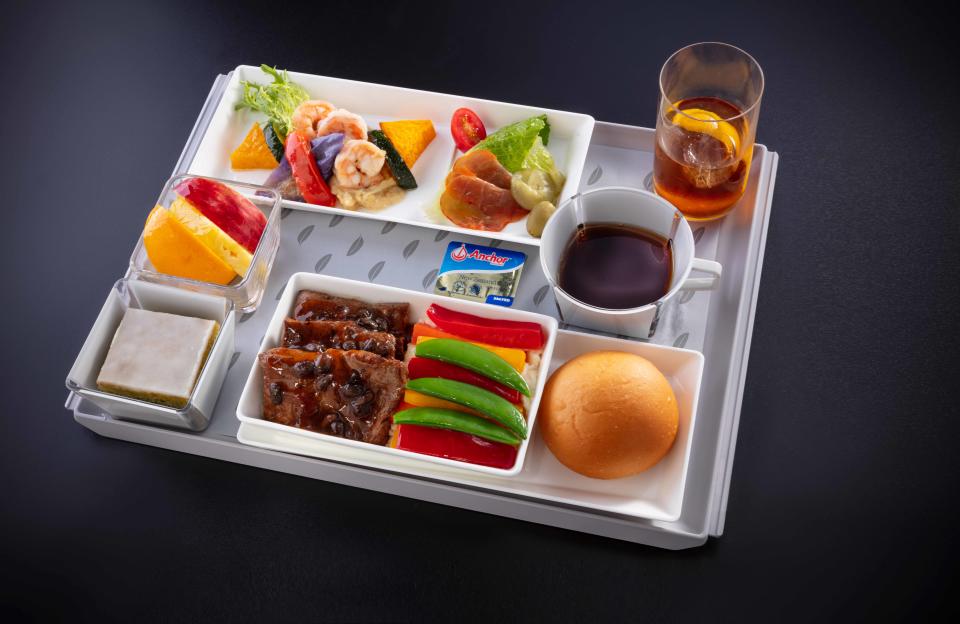 台北-米蘭航線豪華經濟艙的旅客可享用到米其林一星主廚Paul Lee設計的「豆豉醬燉小牛頰佐配馬鈴薯泥」。（圖／長榮航空提供）