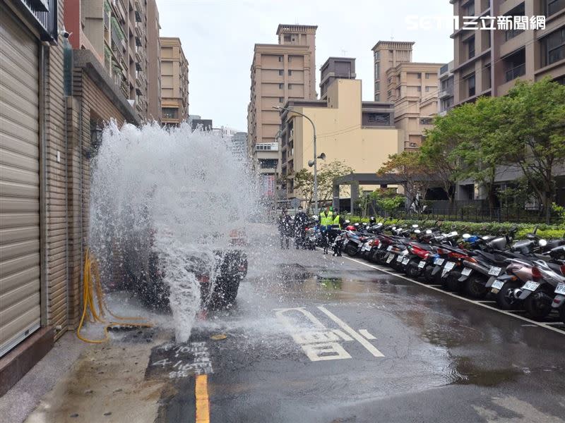 現場消防栓被撞斷，自來水如噴泉湧出。（圖／翻攝畫面）