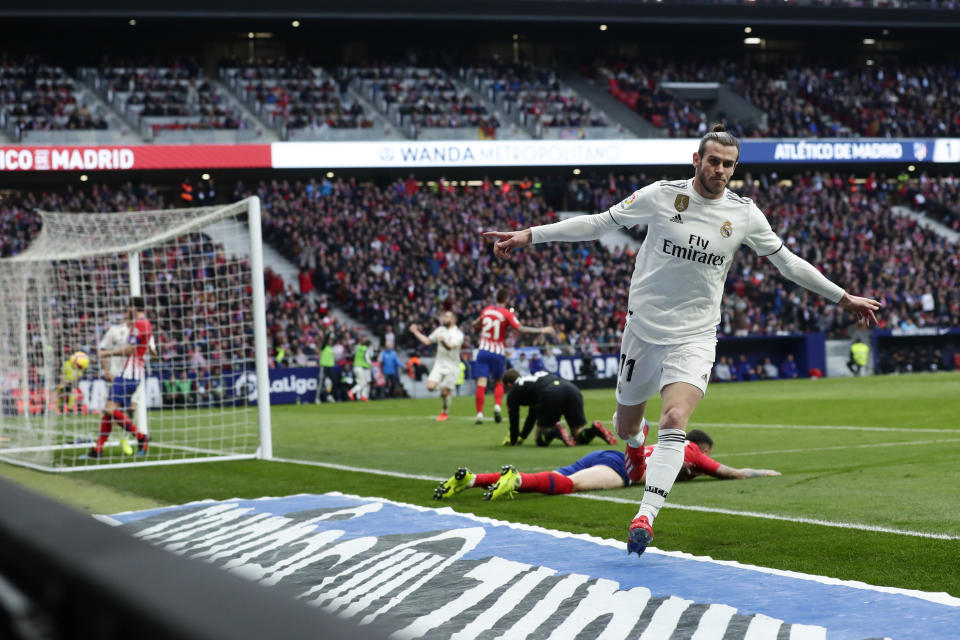 Gareth Bale del Real Madrid festeja el tercer gol en el partido contra el Atlético de Madrid en la Liga española en el estadio Wanda Metropolitano en Madrid, el sábado 9 de febrero de 2019. (AP Foto/Manu Fernández)