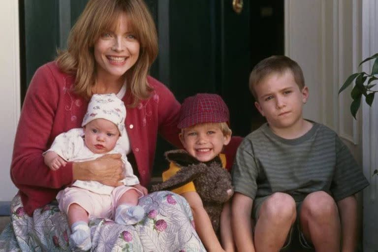 Michelle Pfeiffer es una madre que sufre la desaparición de uno de sus hijos (el del medio en la foto) y luego cree reencontrarlo nueve años más tarde