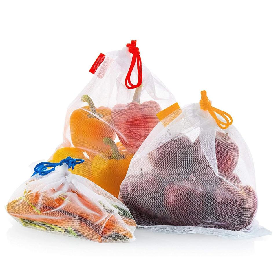 These reusable mesh produce bags on an Amazon Deal Of The Day for Wednesday, Sept. 4. <strong><a href="https://amzn.to/2LpPkbQ" target="_blank" rel="noopener noreferrer">Get them for nearly 60% off today only</a></strong>. (Photo: Amazon)