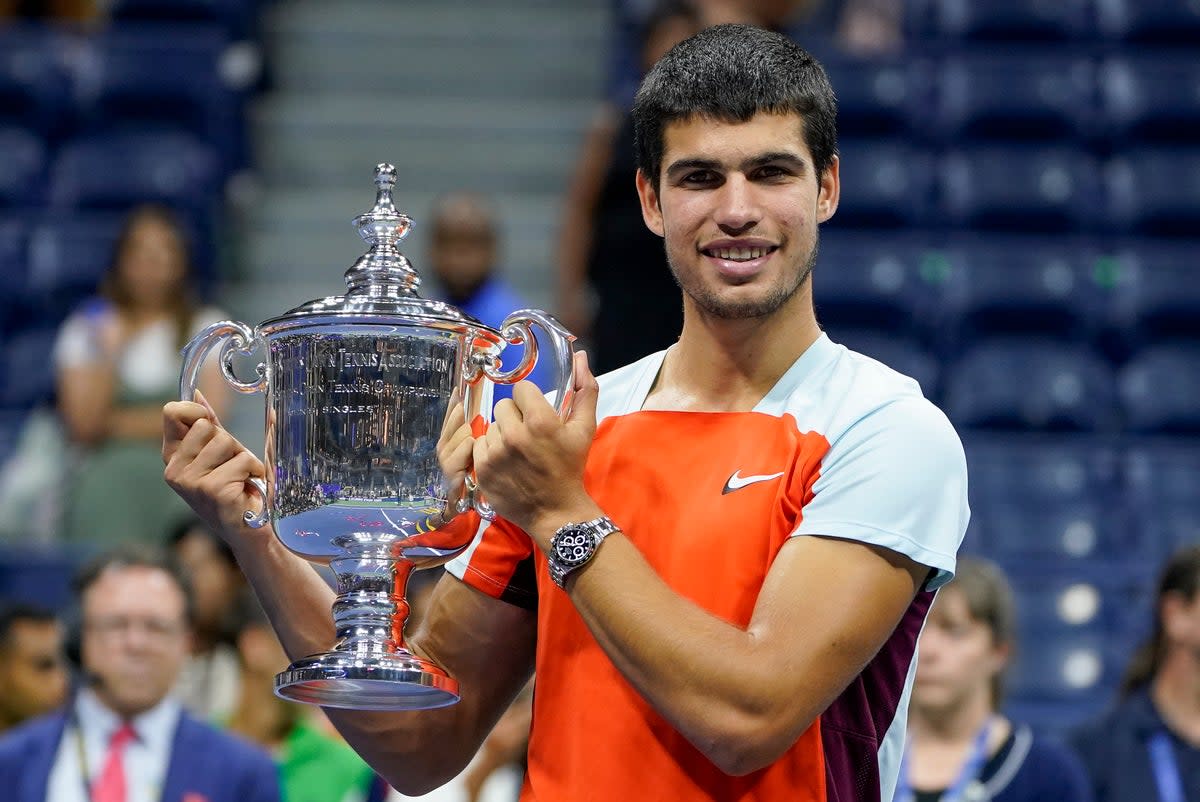 Carlos Alcaraz holds the US Open trophy (John Minchillo/AP) (AP)