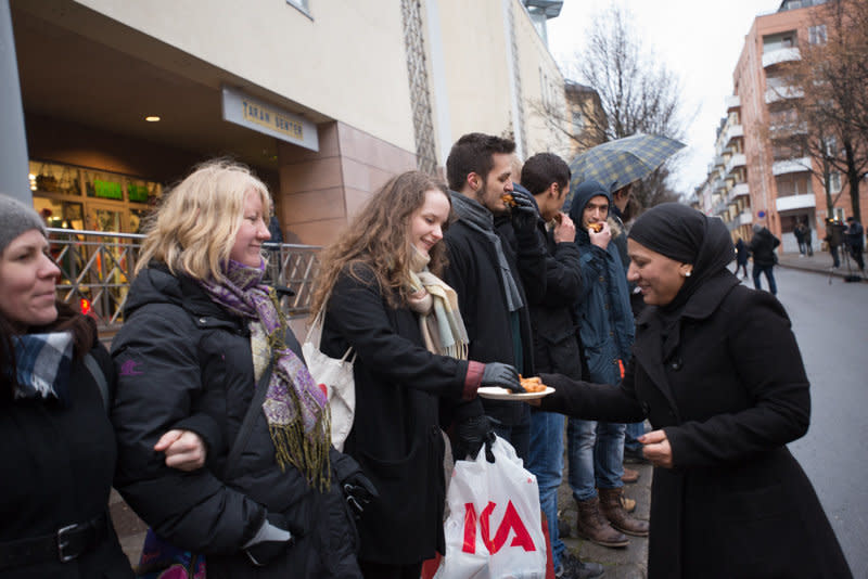 A Muslim woman offered homemade food to supporters in the ring.