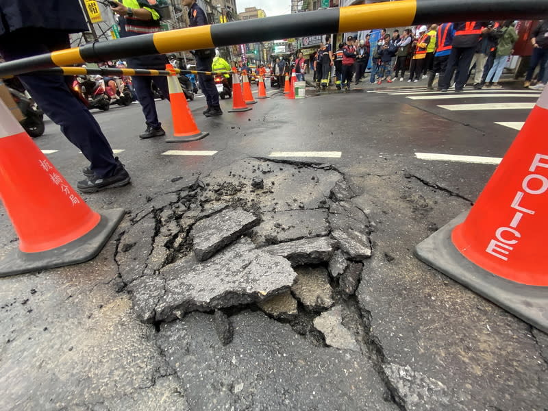 新北板橋自來水管爆裂（1） 新北市板橋區南雅南路一段與館前西路口10日下午發 生自來水管爆裂漏水意外，柏油路面破裂受損，板橋 區公所已成立指揮中心全力修復。 中央社記者黃旭昇新北市攝  113年4月10日 