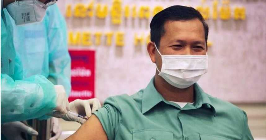 柬埔寨總理韓森接受疫苗注射。（圖／路透）