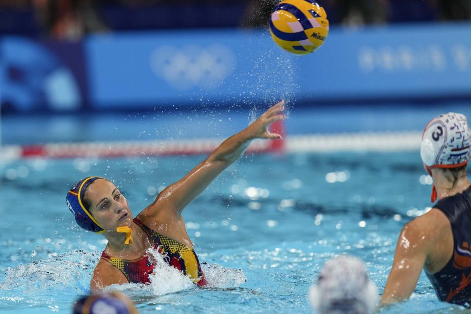 La española Judith Forca anota un gol en la semifinal contra Holanda en el water polo de los Juegos Olímpicos de París, el jueves 8 de agosto de 2024. (AP Foto/Luca Bruno)