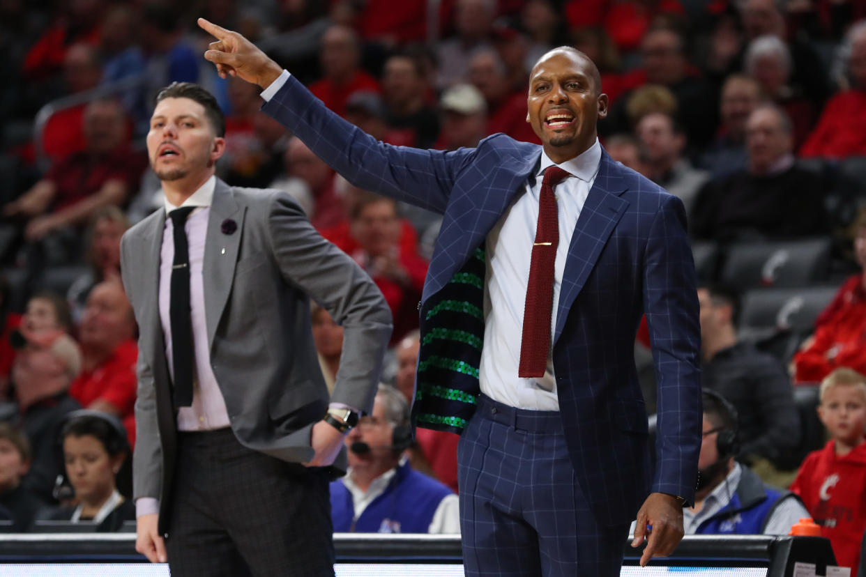 CINCINNATI, OH - FEBRUARY 13: Memphis Tigers head coach Penny Hardaway (right) talks to his players during the game against the Memphis Tigers and the Cincinnati Bearcats on February 13th, 2020 at Fifth Third Arena in Cincinnati, OH. (Photo by Ian Johnson/Icon Sportswire via Getty Images)