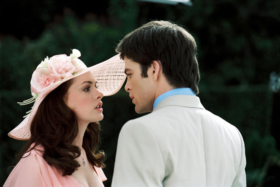 a still of Anne Hathaway and Chris Pine arguing in the princess diaries 2