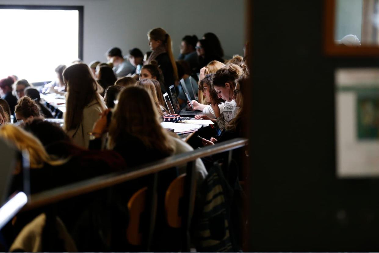 Des étudiants dans un amphithéâtre (image d'illustration). - CHARLY TRIBALLEAU / AFP
