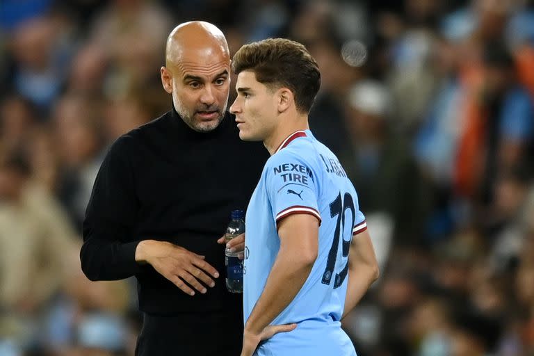 Julián Álvarez, de muy buen presente, ayudará a Manchester City a acercarse a la cima de la Premier League.