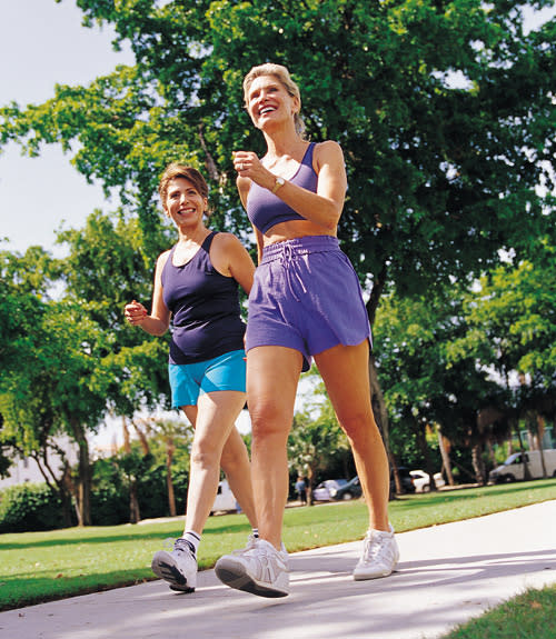 Con una buena alimentación y diversas actividades físicas puedes prevenir la osteoporosis. / Thinkstockphotos