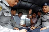 <p>Die verhafteten Journalisten Wa Lone und Kyaw Soe Oo sitzen in einem Polizeiauto, nachdem sie das Insein-Gericht in Yangon, Myanmar, verlassen haben. Die Journalisten waren am 12. Dezember verhaftet worden. Der Vorwurf: „illegale Informationsbeschaffung mit dem Ziel der Weitergabe an ausländische Medien“. (Bild: REUTERS/Ann Wang) </p>