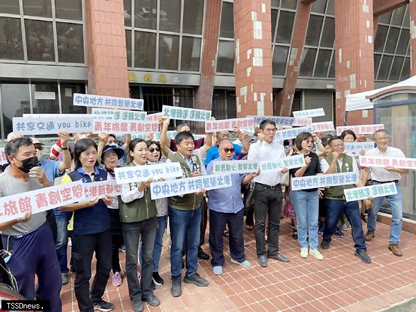 為打造新亮點北港轉運讚，北港轉運立委蘇治芬和縣長候選人劉建國委員、縣議員蔡岳儒、蔡孟真、北港鎮長候選人張勝智、雲科大劉銓芝教授余北港轉運站前共同召開記者會，希望未來能活化北港轉運站、運轉北港，創造朝天宮站雙核心。（記者劉春生攝）