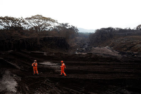 Members of the Guatemala's disaster management agency (CONRED) inspect an area affected by a lahar from Fuego volcano at El Rodeo, Guatemala June 13, 2018. REUTERS/Jose Cabezas