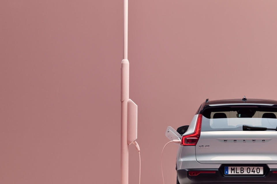 259204_Volvo_XC40_Recharge_P8_AWD_in_Glacier_Silver.jpg