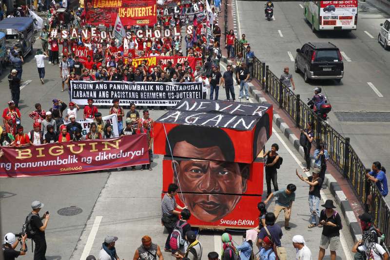 菲律賓人權團體、學術界和宗教界等民間組織21日發起「向暴政說不運動」(Movement Against Tyranny)，上千名示威民眾齊聚首都馬尼拉街頭，抗議現任總統杜特蒂的殘暴掃毒品行動。(美聯社)