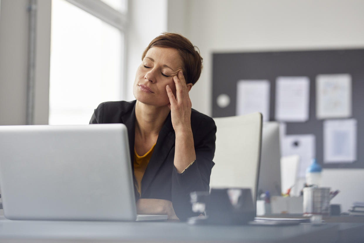 El cansancio, la piel reseca y el cabello debilitado pueden ser señales importantes de un deficit de yodo. (Getty Creative)