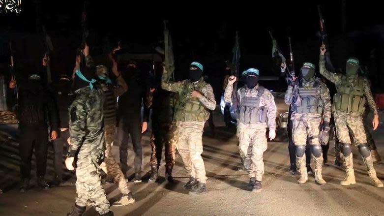 Militantes de Hamás celebran la entrega de algunos de los rehenes.