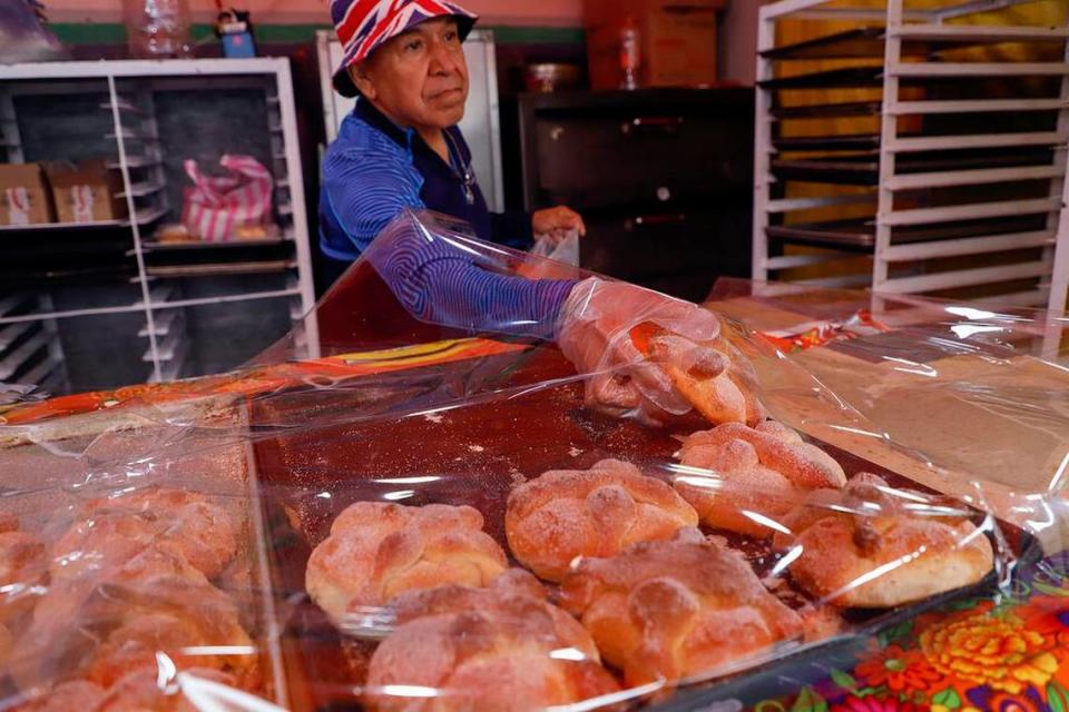 Comerciantes venden productos para celebrar el Día de Muertos, en el mercado de Jamaica, el 30 de octubre de 2022, en Ciudad de México.