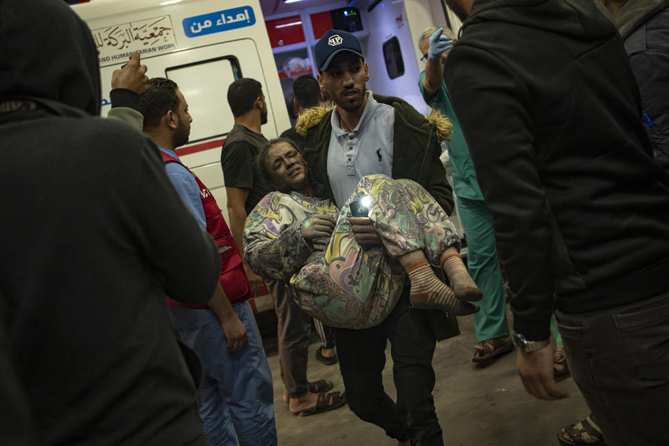 Una mujer palestina herida en un bombardeo israelí en la Franja de Gaza es trasladada a un hospital, el 15 de noviembre de 2023, en Jan Yunis. (AP Foto/Fatima Shbair)