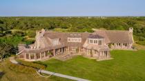 Se trata de esta impresionante mansión que pertenece a Wyc Grousbeck, el dueño de los Boston Celtics de la NBA, y se ubica en Martha's Vineyard, una isla situada en la costa este de Estados Unidos que pertenece a Massachusetts. (Foto: <a href="http://www.realtor.com/realestateandhomes-detail/79-Turkeyland-Cove-Rd_Edgartown_MA_02539_M46762-74498?view=qv" rel="nofollow noopener" target="_blank" data-ylk="slk:Realtor.com;elm:context_link;itc:0;sec:content-canvas" class="link ">Realtor.com</a>).