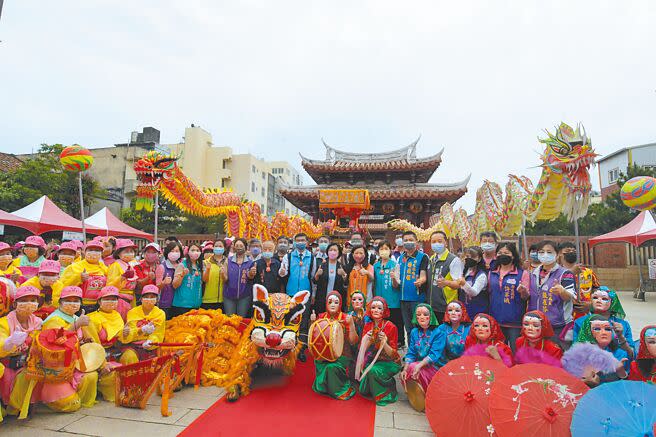 彰化鹿港龍王祭為國內特有民俗儀式，在每年舉辦龍舟賽前，恭迎海神、亦即龍山寺之「龍王尊神」，來祈求保佑國泰民安及龍舟賽事順利。（吳建輝攝）