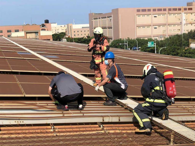 彰濱工業區鹿港區一家工廠15日7時15分， 太陽能發電繼電器燃燒，彰化縣消防局第三大隊搶救。（圖／彰化縣第三消防大隊提供／中國時報吳敏菁彰化傳真）