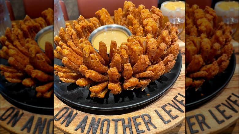 Bloomin' onion with dipping sauce 
