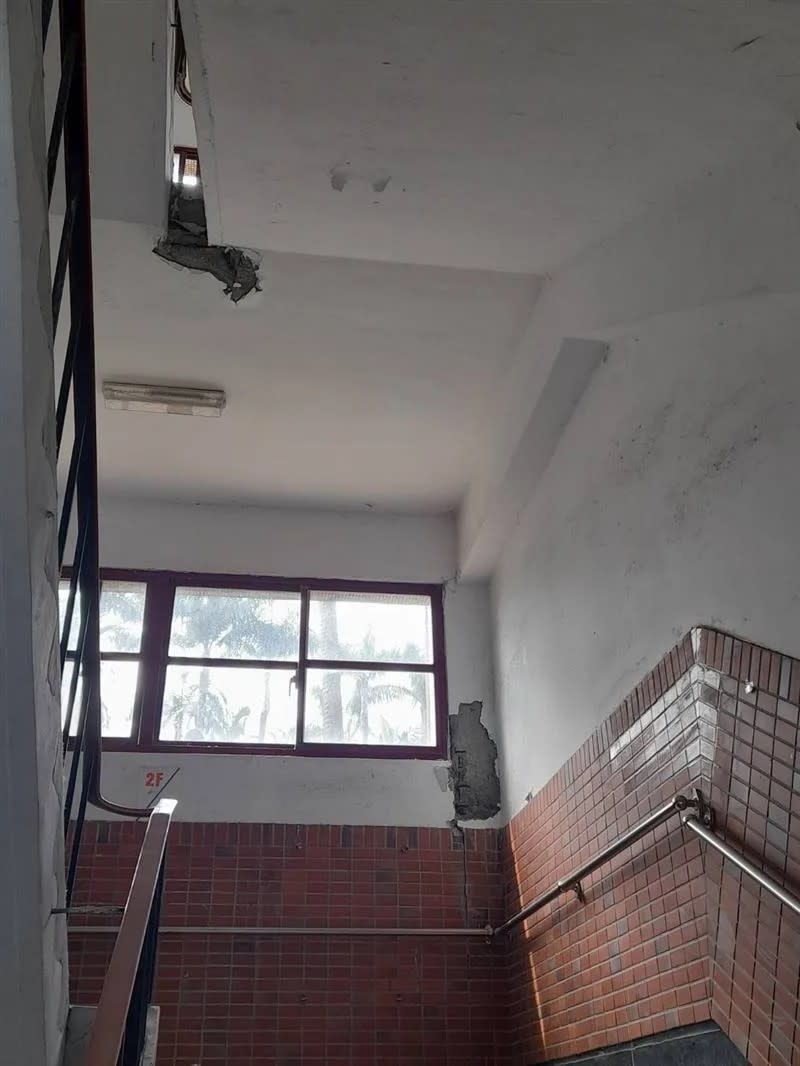 景美女中三年級所在校舍勵學樓鋼筋裸露、教室燈座掉落。台北市教育局提供