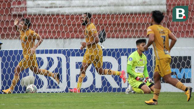 Sejumlah pemain Bhayangkara FC merayakan gol kedua ke gawang Persipura Jayapura yang dicetak Adam Alis Setyano (kiri) dalam laga pekan ke-15 BRI Liga 1 2021/2022 di Stadion Moch. Soebroto, Magelang, Kamis (02/12/2021). (Bola.com/Bagaskara Lazuardi)