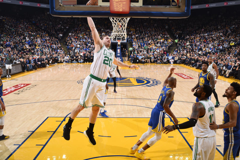 OAKLAND, CA - MARCH 5: Gordon Hayward #20 of the Boston Celtics shoots the ball against the Golden State Warriors on March 5, 2019 at ORACLE Arena in Oakland, California. NOTE TO USER: User expressly acknowledges and agrees that, by downloading and or using this photograph, user is consenting to the terms and conditions of Getty Images License Agreement. Mandatory Copyright Notice: Copyright 2019 NBAE (Photo by Garrett Ellwood/NBAE via Getty Images)