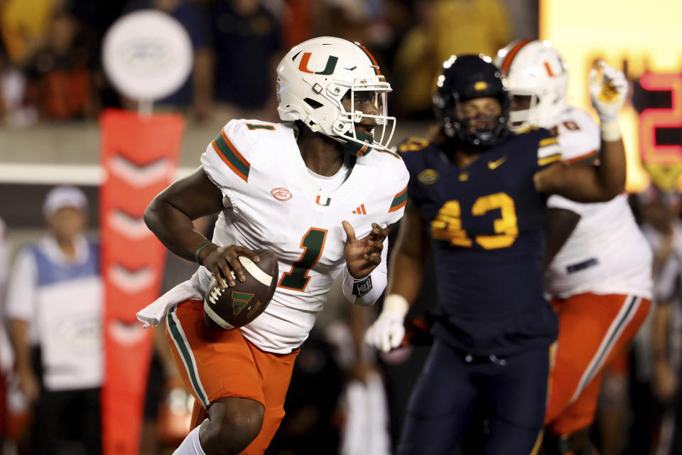 Quarterback Miami Cam Ward (1) berlari melawan California pada paruh pertama pertandingan sepak bola perguruan tinggi NCAA di Berkeley, California, Sabtu, 5 Oktober 2024. (AP Photo/Jed Jacobsohn)