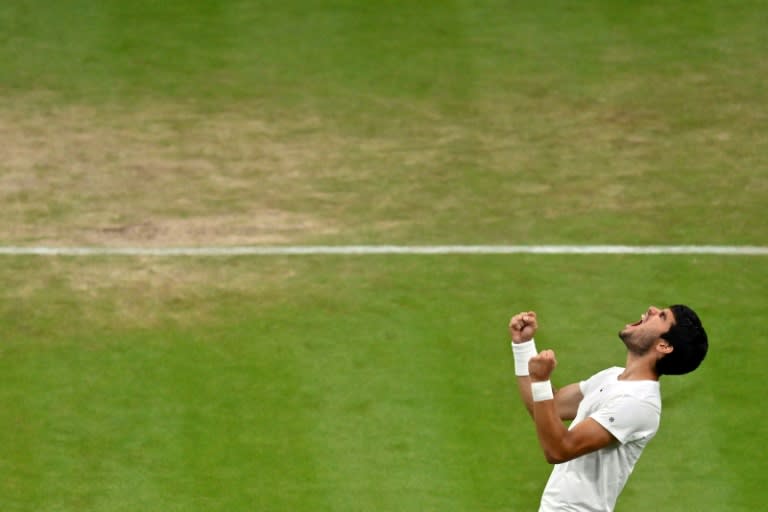 El español Carlos Alcaraz celebra alcanzar los cuartos de final de Wimbledon (Glenn Kirk)